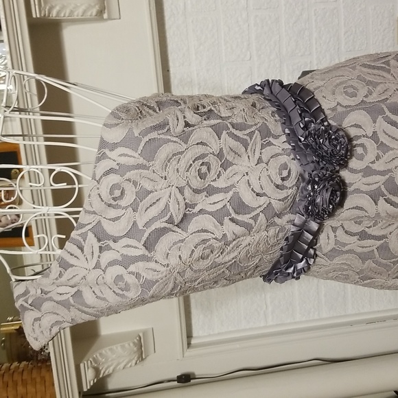 Flattering Suzi Chin for Maggy Boutique Dress - Picture 3 of 10